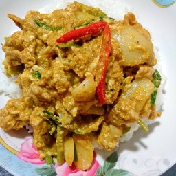 ข้าวราดหมูผัดผงกะหรี่