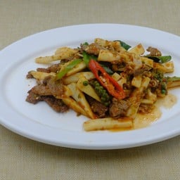 กวางผัดเผ็ดยอดมะพร้าวอ่อน