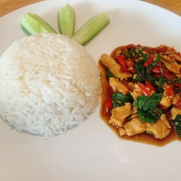 กระเพราอกไก่ชิ้นราดข้าว ( ข้าวสวยและกับข้าวแยกกัน )