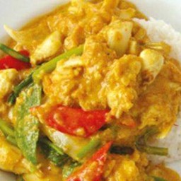 เนื้อปูผัดผงกะหรี่ราดข้าว
