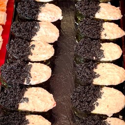 สลัดปูอัดไข่กุ้งดำ