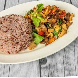 ผัดกระเพราธรรมดาราดข้าว