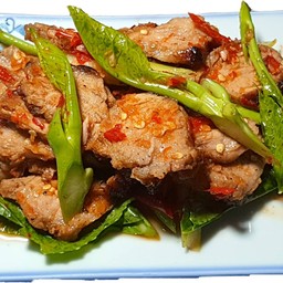 ยำคอหมูย่างก้านคะน้า