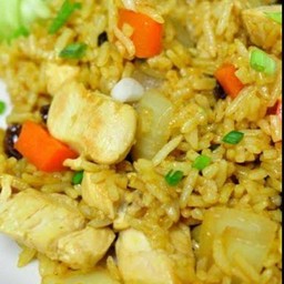 ข้าวผัดผงกระหรี่ไก่