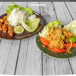 ส้มตำ+ขนมจีน+ไส้อั่ว+ผักสด