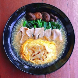 [อร่อยซ่ากับโค้ก] ราดหน้าเส้นใหญ่ห่อไข่ +  โค้ก ออริจินัล (กระป๋อง) 