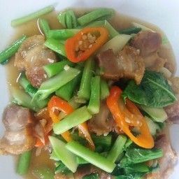 คะน้าหมูกรอบ กับข้าว