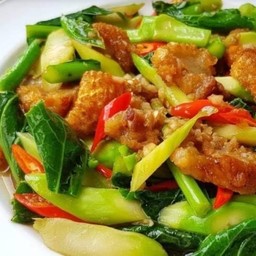 คะน้าหมูกรอบ