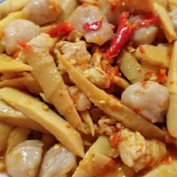ข้าวผัดพริกแกงลูกชิ้นปลาใส่หน่อไม้ดอง