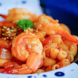 ผัดมักกะโรนีกุ้งสด   ( stir fried macaroni with shrimp )