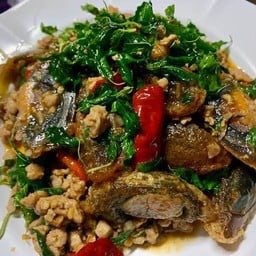 ผัดกระเพราไข่เยี่ยวม้า (กับข้าว)