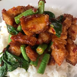 พริกแกงหมูกรอบ ราดข้าว