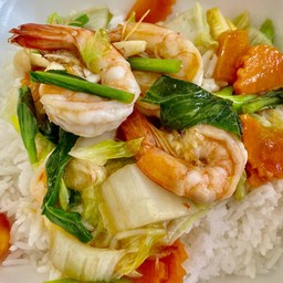 ผัดผักรวมกุ้งราดข้าว