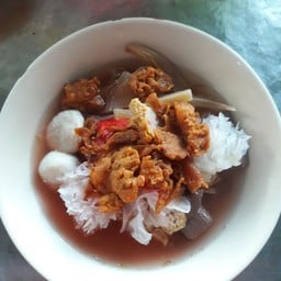 ก๋วยเตี๋ยวอำพันหน้าค่าย
