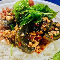 กะเพราไข่เยี่ยวม้าราดข้าว