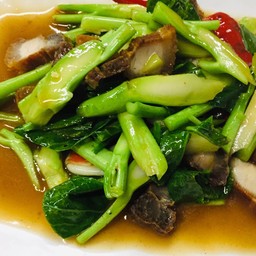 คะน้าหมูกรอบ