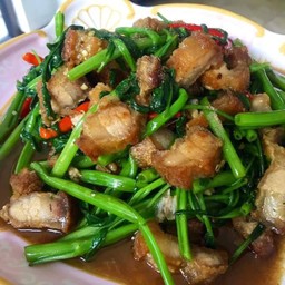 ผัดผักบุ้งหมูกรอบกับข้าว