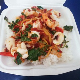 ข้าวราดทะเลผัดฉ่า