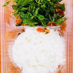 ข้าวกะเพราหมูกรอบ ใบกะเพรากรอบ