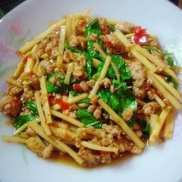 กะเพราหน่อไม้ หมูสับ_ราดข้าว