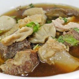 ก๋วยเตี๋ยวเนื้อใส่ทุกอย่าง