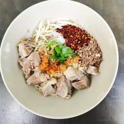 ก๋วยเตี๋ยวซี่โครงหมูอ่อนต้มยำ แห้ง