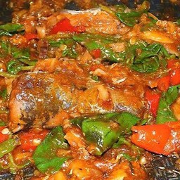 ผัดกระเพราปลากระป๋อง (กับข้าว)