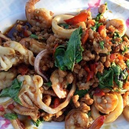 ผัดกระเพรา (กับข้าว)