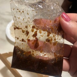 สั่งข้าวมันไก่ 60 บาท ไก่ 5 ชิ้น น้ำจิ้มก้นถุง ไม่มีน้ำแกงให้ 