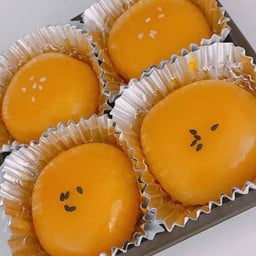 เปี๊ยะลาวาไข่เค็มอบควันเทียน (Kanom Ploy)