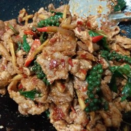 ผัดเผ็ดหมูป่าราดข้าว