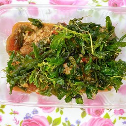 กะเพราหมูกรอบ+ไข่เยี่ยวม้าใบกะเพรากรอบ