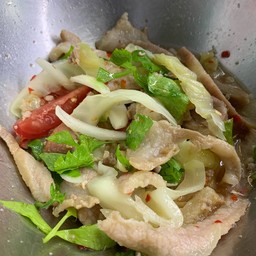 ยำคอหมูย่าง