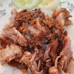 ข้าวกระเทียมพริกไทยผสม(ขาหมู+หมูกรอบ)