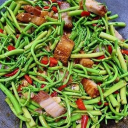 ผัดกระเฉดหมูกรอบ (กับข้าว)