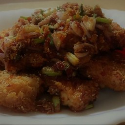 ยำหมูทอดกรอบแซ่บซี้ด