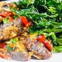 ไข่เยี่ยวม้าผัดกะเพรากรอบ