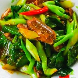 ผัดคะน้าใส่ปลาแมคเคอเรลในซอสมะเขือเทศ