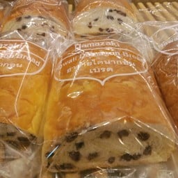 ขนมปังมันฝั่งไส้ถั่วแดงครึ่ง