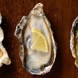 หอยนางรมญี่ปุ่นเสิร์ฟพร้อมเลม่อน