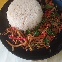 กระเพาหมูสับ