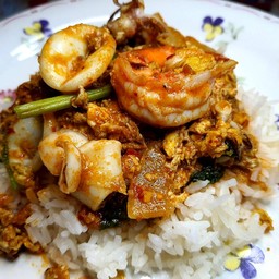 ผัดผงกระหรี่ทะเลราดข้าว