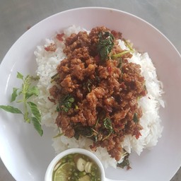 ข้าวกระเพราหมูสับพริกแห้งรสจัดจ้านหอมอร่อย