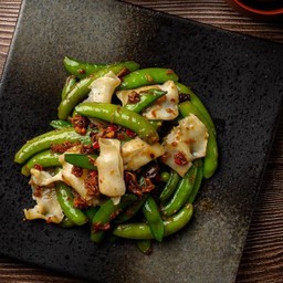 หอยสังข์ผัดถั่วหวานซอสคันโซอิบิ Stir fried Conch with Kansho Ibi Sauce