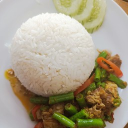 ข้าวเครื่องแกงหมูกรอบ