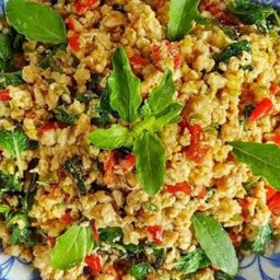 อกไก่ผัดกะเพรากับข้าว