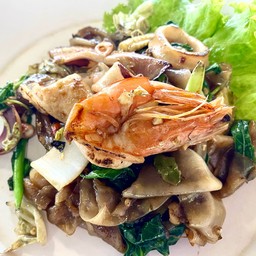 เส้นใหญ่ผัดขี้เมาทะเล