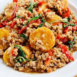 อกไก่ผัดกะเพราใส่เต้าหู้ไข่กับข้าว