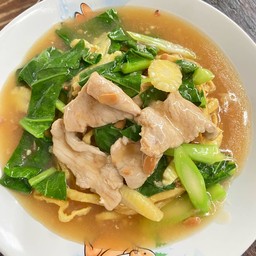 ราดหน้าหมี่กรอบหมู-ไก่