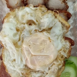 ข้าวหมูกรอบไข่ดาว